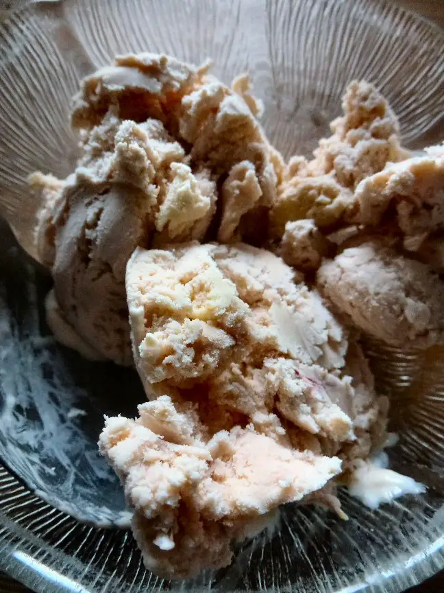 rhubarb crumble ice cream